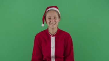 Noel Baba kadın yüksek sesle gülüyor.