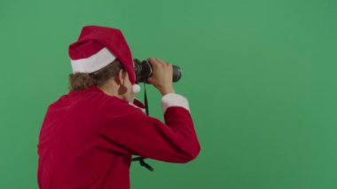 Kadın Noel Baba Dürbüne Bakıyor