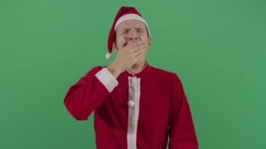 Yetişkin Noel Baba uzun bir geceden sonra esniyor