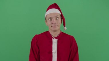 Yetişkin bir Noel Baba 'nın gözlerini kocaman açması.