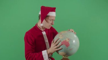 Hüsrana uğramış Yetişkin Noel Baba Dünyayı Arıyor