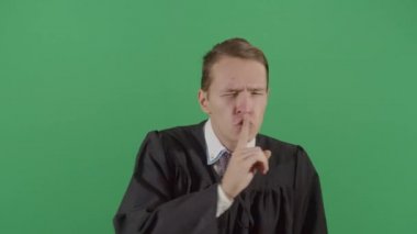 Yetişkin Adam Yargıcı Sessizlik İstiyor