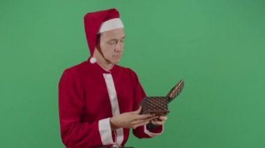 Yetişkin Noel Baba Sandıkta Para Arıyor