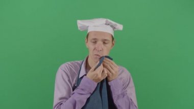 Hijyen sorunu olan yetişkin aşçı.