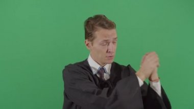 Yetişkin Adam Yargıcı Halka Teşekkür Ediyor