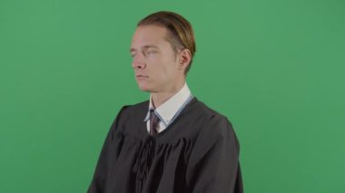 Yetişkin Adam Yargıcı Mahkemede Uyuyor