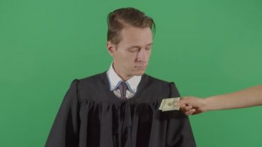Yetişkin Adam Yargıcı Değişiklik Veriyor