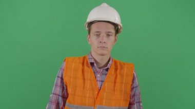 Yetişkin Adam Mühendis kendini başından vuruyor.