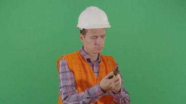 Yetişkin Adam Mühendis Telefonla konuşuyor