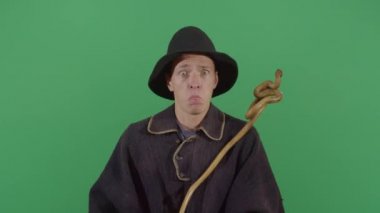 Yetişkin Adam Sihirbaz Dille Osuruyor