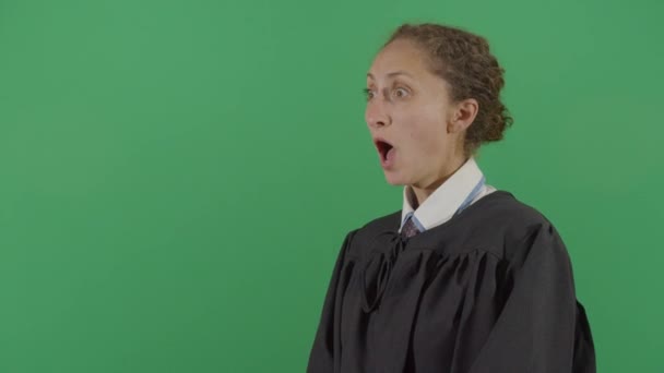 Vrouwelijke rechter kijkt verrast in het proces — Stockvideo