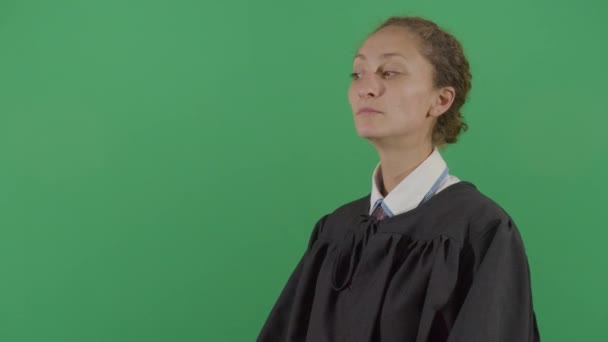 Kobieta sędzia dobierając się do nosa — Wideo stockowe