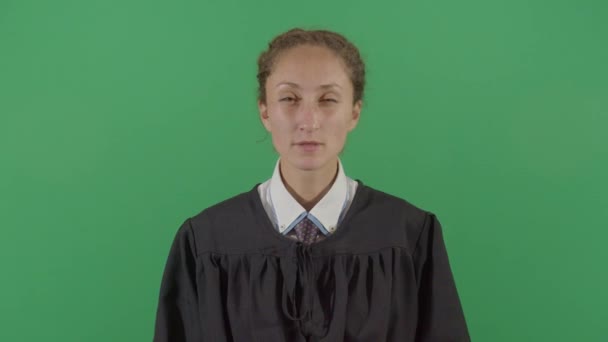Női bíró gyanúsan néz a bíróságra — Stock videók