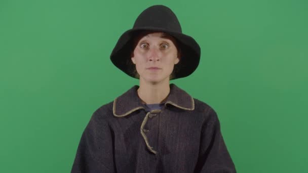 Жінка - чарівник розкриває очі як божевільна — стокове відео