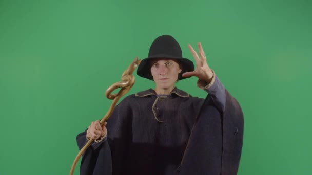 女魔术师在木棍里充电 — 图库视频影像