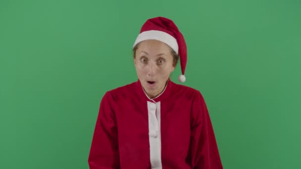 Abrindo os olhos bem abertos por uma mulher Papai Noel — Vídeo de Stock