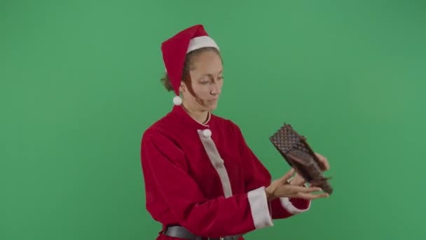 Vrouw kerstman op zoek naar geld in een borst — Stockvideo