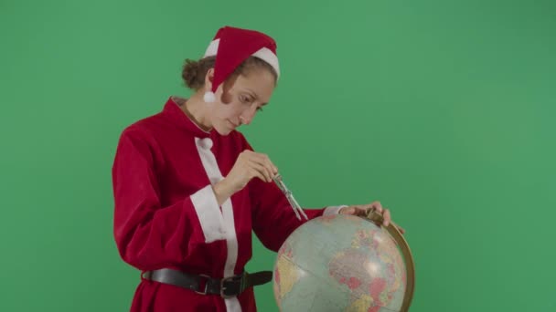 Mujer Santa Claus Mesuring The Globe — Vídeo de stock