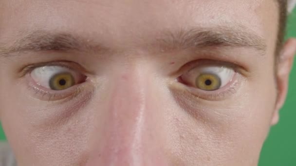 Abrindo os olhos bem abertos por um homem adulto — Vídeo de Stock