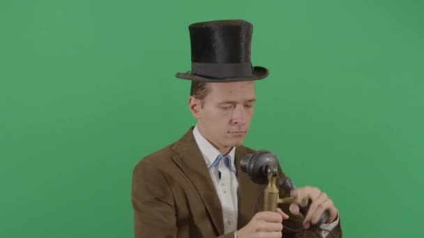 1800S Homem adulto conversando no telefone — Vídeo de Stock