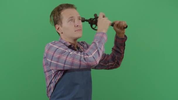 Őrült felnőtt férfi ács fúrófej — Stock videók