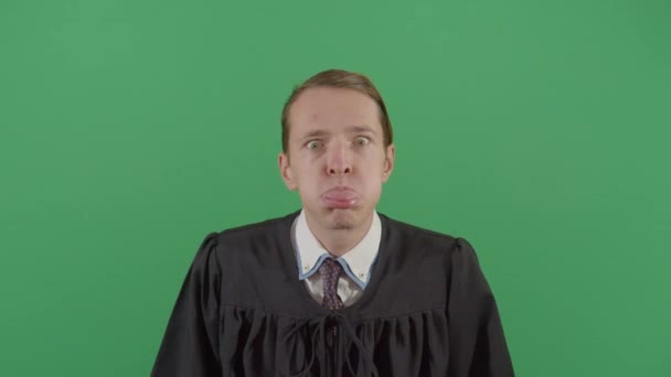 Felnőtt férfi bíró Fingás nyelvvel — Stock videók