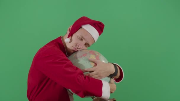 Dospělý muž Santa Claus spí na glóbu — Stock video