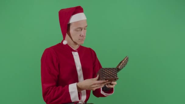 Доросла людина Санта - Клаус шукає гроші в грудях — стокове відео