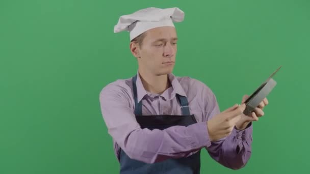 Adulto uomo chef affilatura un coltello — Video Stock