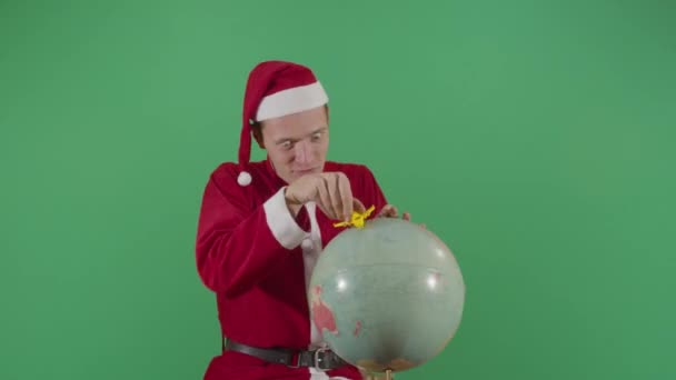 Uomo adulto Babbo Natale volare un aereo su un globo — Video Stock