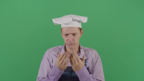 어른 남자가 더러운 손 냄새를 맡으며 요리를 한다 — 비디오