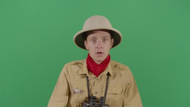 Vzteklý dospělý muž Explorer křičí jako blázen — Stock video