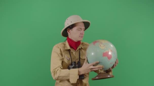 Homem adulto explorador abraçando e beijando o globo — Vídeo de Stock