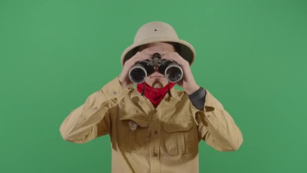 Hombre adulto explorador mirando a través de prismáticos — Vídeos de Stock