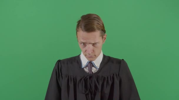 Homem adulto juiz levantando uma sobrancelha — Vídeo de Stock