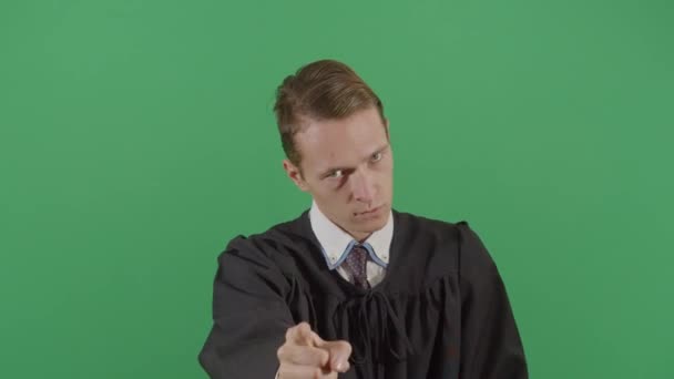 Dospělý muž soudce ukazující někoho v davu — Stock video