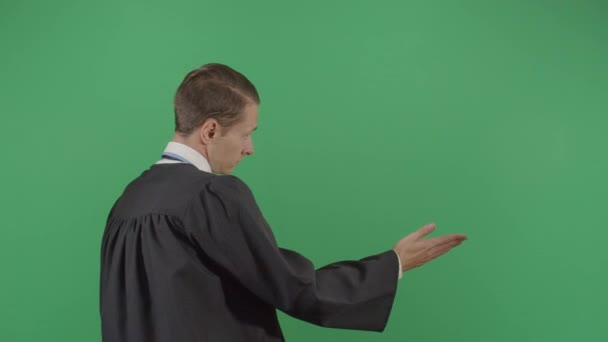 Vuxen man domare interagerar med allmänheten — Stockvideo