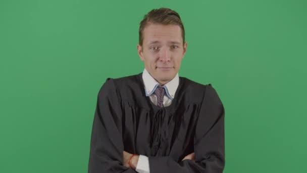 Vuxen man domare skrattar ut högt — Stockvideo