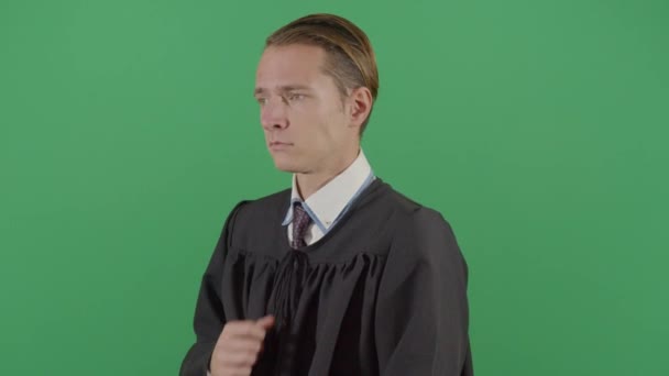 Erwachsener Mann Richter zupft an Nase — Stockvideo