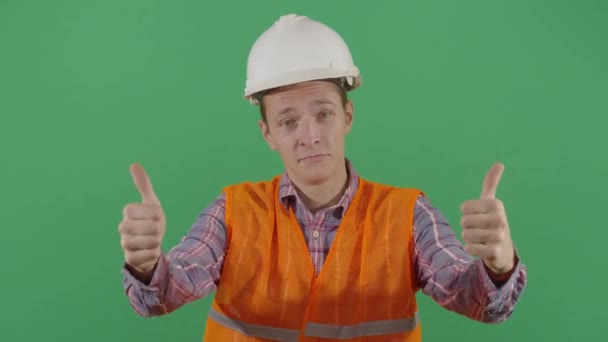 Hombre adulto ingeniero aprobando con pulgares — Vídeos de Stock