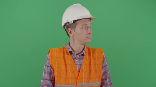 Инженер-взрослый мужчина растирает лицо разочарованием — стоковое видео