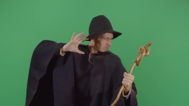 Adult om magician de încărcare de energie în stick — Videoclip de stoc