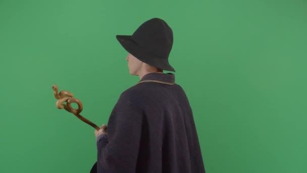 成年人魔术师转身抛出法术 — 图库视频影像
