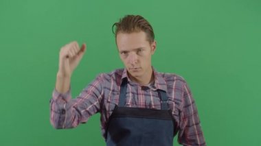 Yetişkin Adam Marangoz Yumruk İşareti Yapıyor