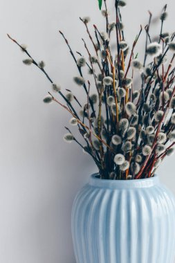 Vazodaki çiçekler masanın üstünde.