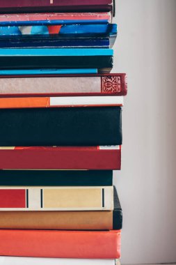 Beyaz arkaplan üzerine kitap yığını