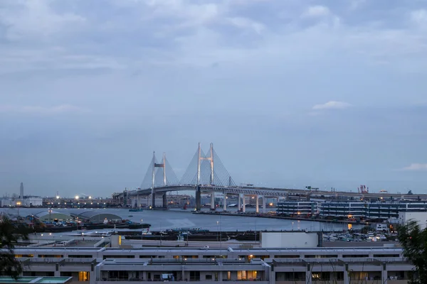 Widok z Yokohama Port View Park podczas niebieskiej godziny. Orientacja krajobrazowa — Zdjęcie stockowe