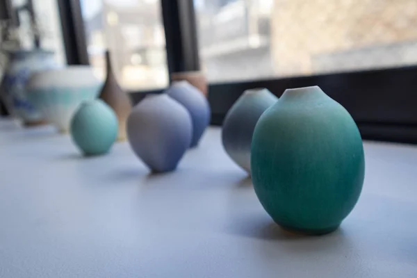 Japonya, Kamakura 'daki galeride satılık çömlek koleksiyonu..