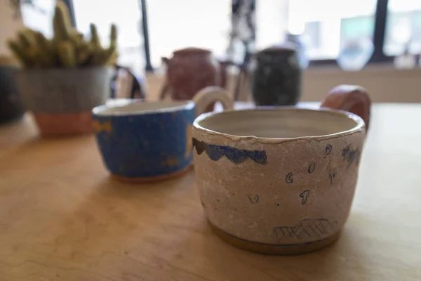 Japonya, Kamakura 'daki galeride satılık çömlek koleksiyonu..