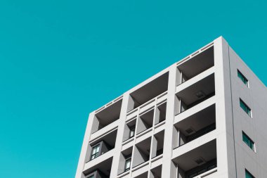 Tokyo şehrinde turkuazda açık gökyüzü olan yüksek binalar.